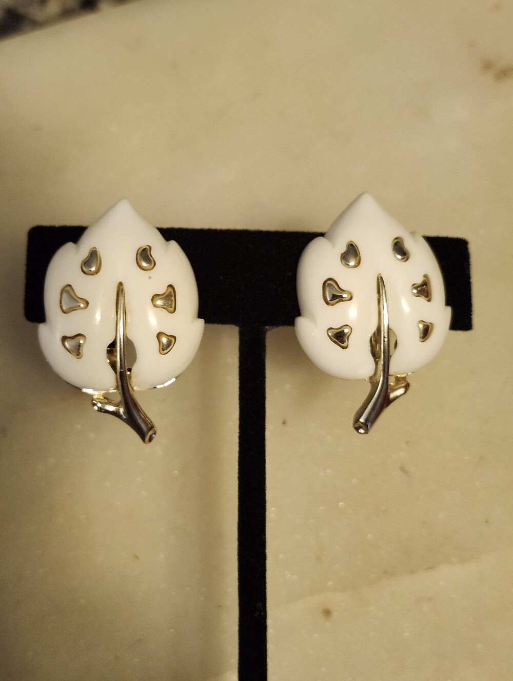 Vtg  Sarah Coventry "White Velvet" White Lucite Leaf Enamel Clip-On Earrings
